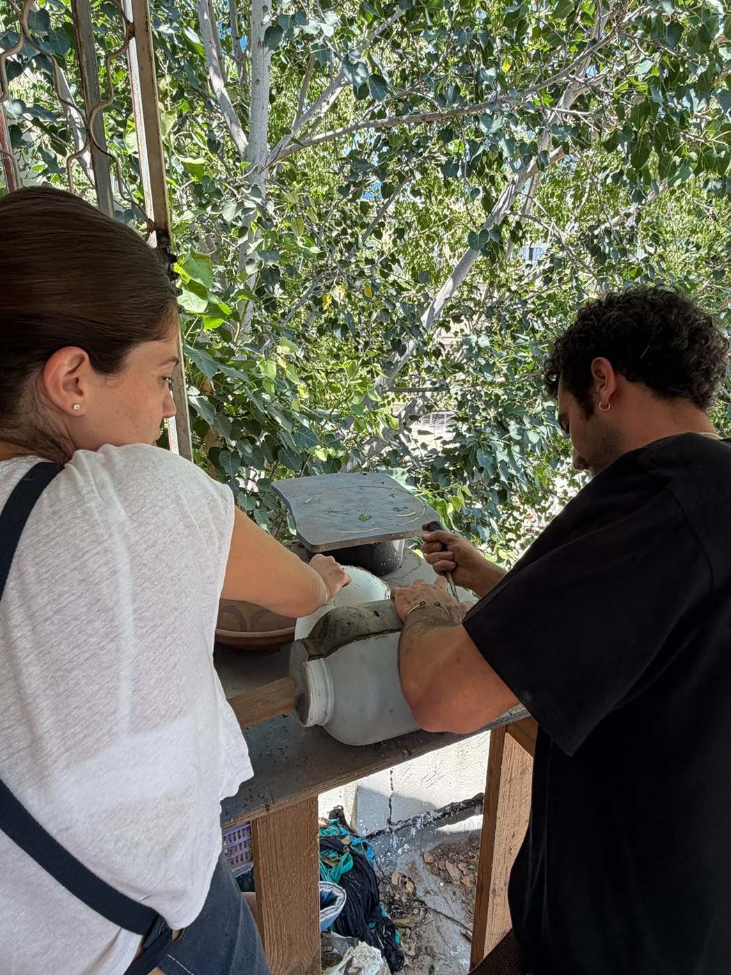 יציקת בסיס הבטון בסדנת בטון וחלבון מחומרים בשימוש חוזר
